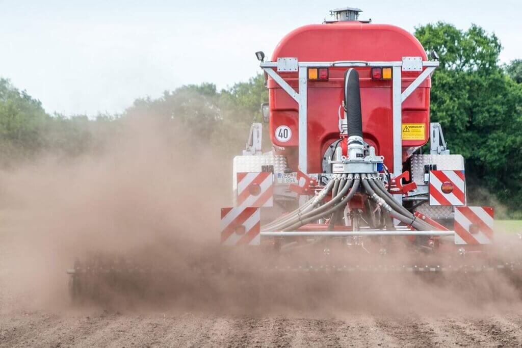 Traktor wirbelt Staub auf