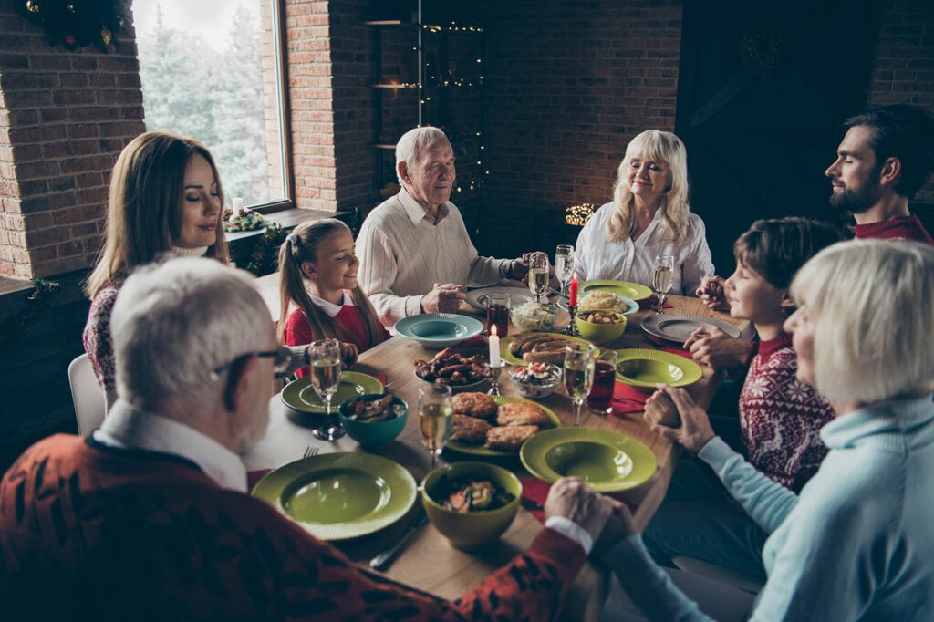 Familie sitzt am Tisch