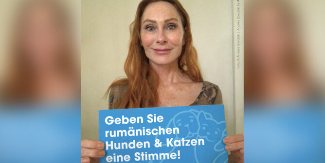 Andrea Sawatzki mit Schild in der Hand: Geben Sie rumänischen Hunden und Katzen eine Stimme