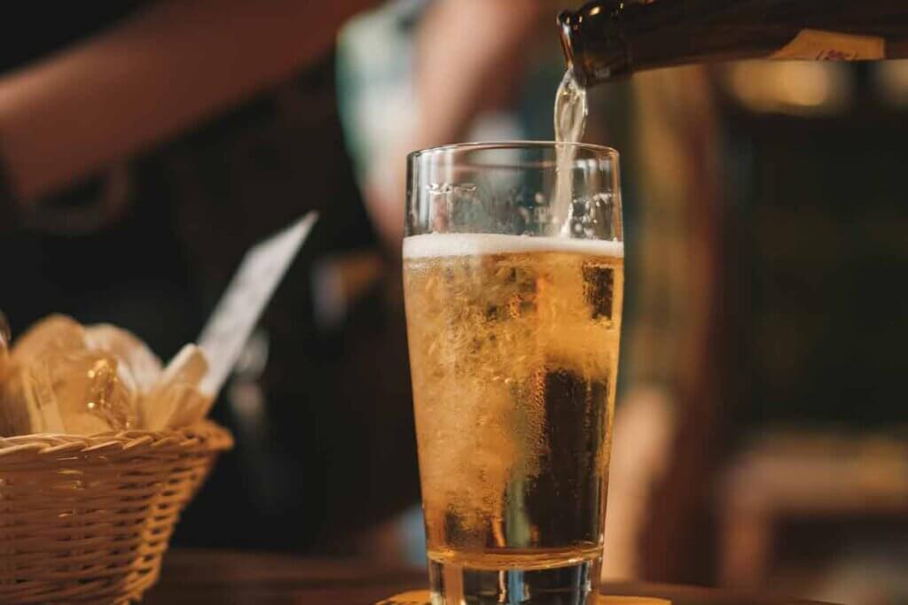 Bier wird in ein Glas gegossen